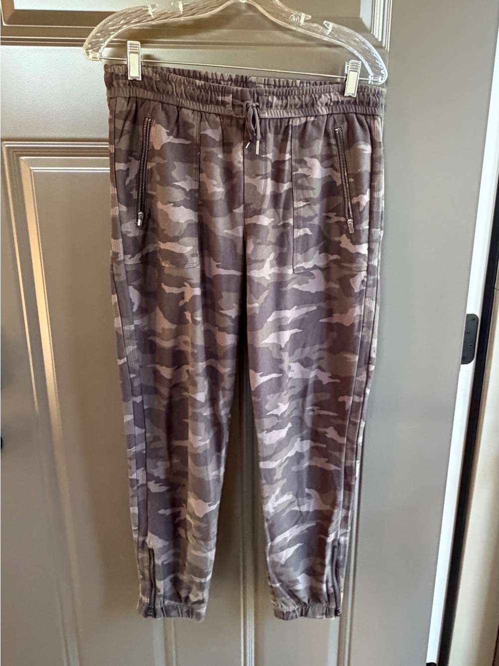 Athleta Farallon Camo Jogger Pant, Size 6
